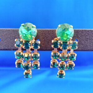 Vintage mid century green rhinestone dangle screwback gold tone earrings